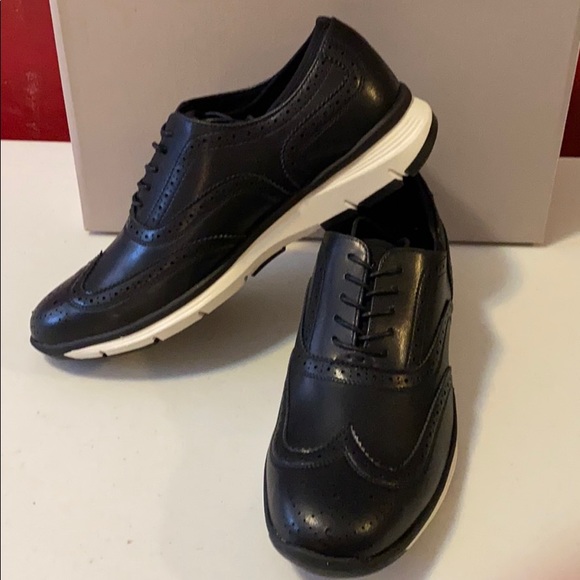 New- Kenneth Cole black wingtip oxford